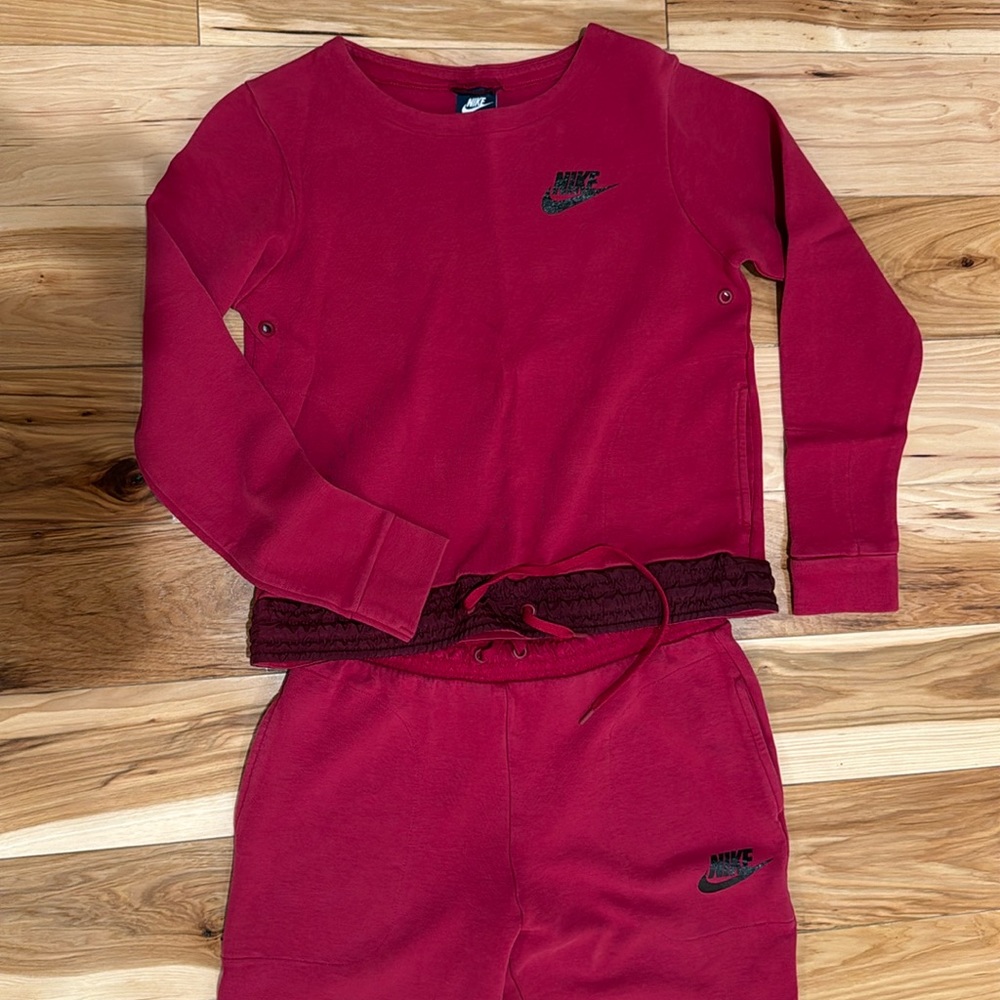 Nike matching sweatshirt and joggers